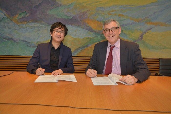 Founder and CEO of Distributed Credit Chain and Oxford alumnus Stewie Zhu makes donation to launch fintech fellowship